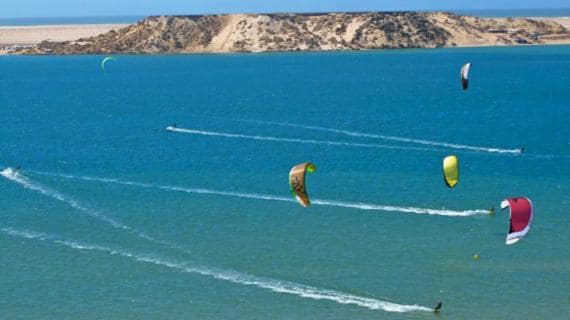 Dakhla'da uçurtma sörfü ve rüzgar sörfü